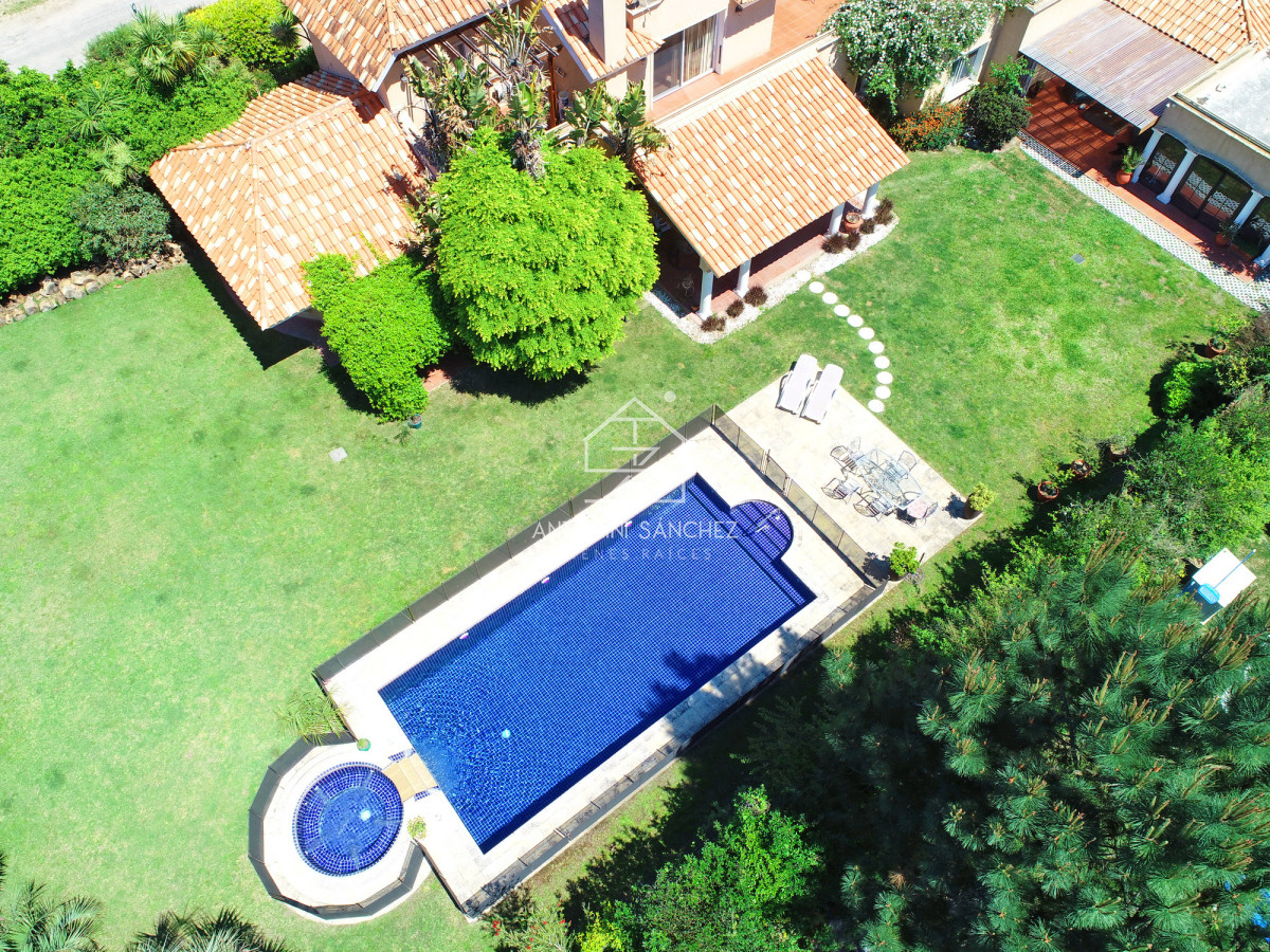 Casa ID.2302 - Mansión en alquiler, 565 m2 construidos, piscina climatizada.