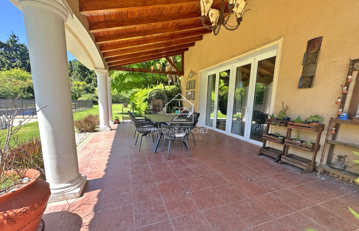 Casa ID.2302 - Mansión en alquiler, 565 m2 construidos, piscina climatizada.
