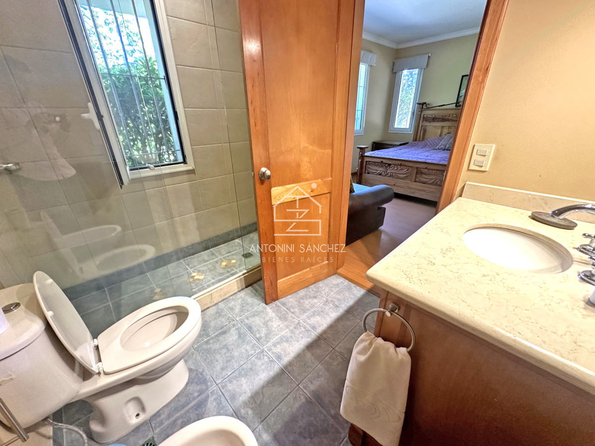 Casa ID.2302 - Mansión en alquiler, 565 m2 construidos, piscina climatizada.
