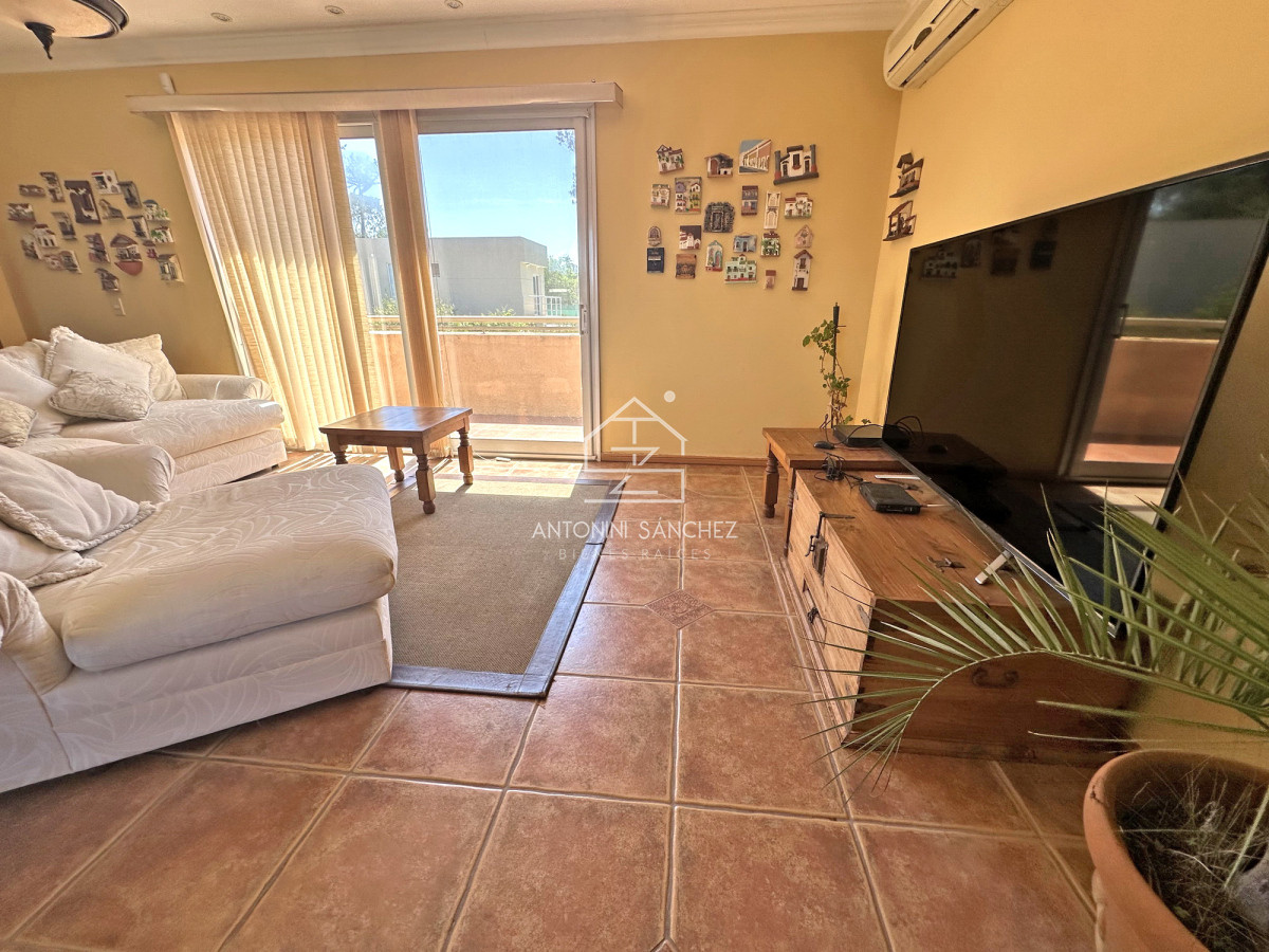 Casa ID.2302 - Mansión en alquiler, 565 m2 construidos, piscina climatizada.