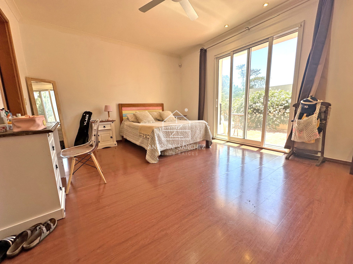 Casa ID.2302 - Mansión en alquiler, 565 m2 construidos, piscina climatizada.