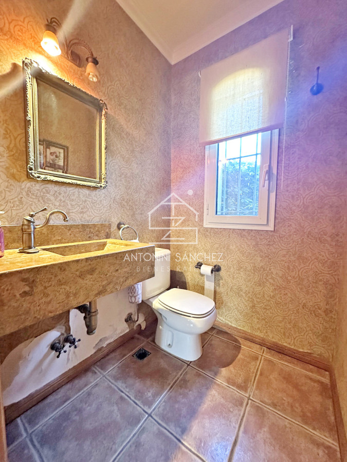 Casa ID.2302 - Mansión en alquiler, 565 m2 construidos, piscina climatizada.