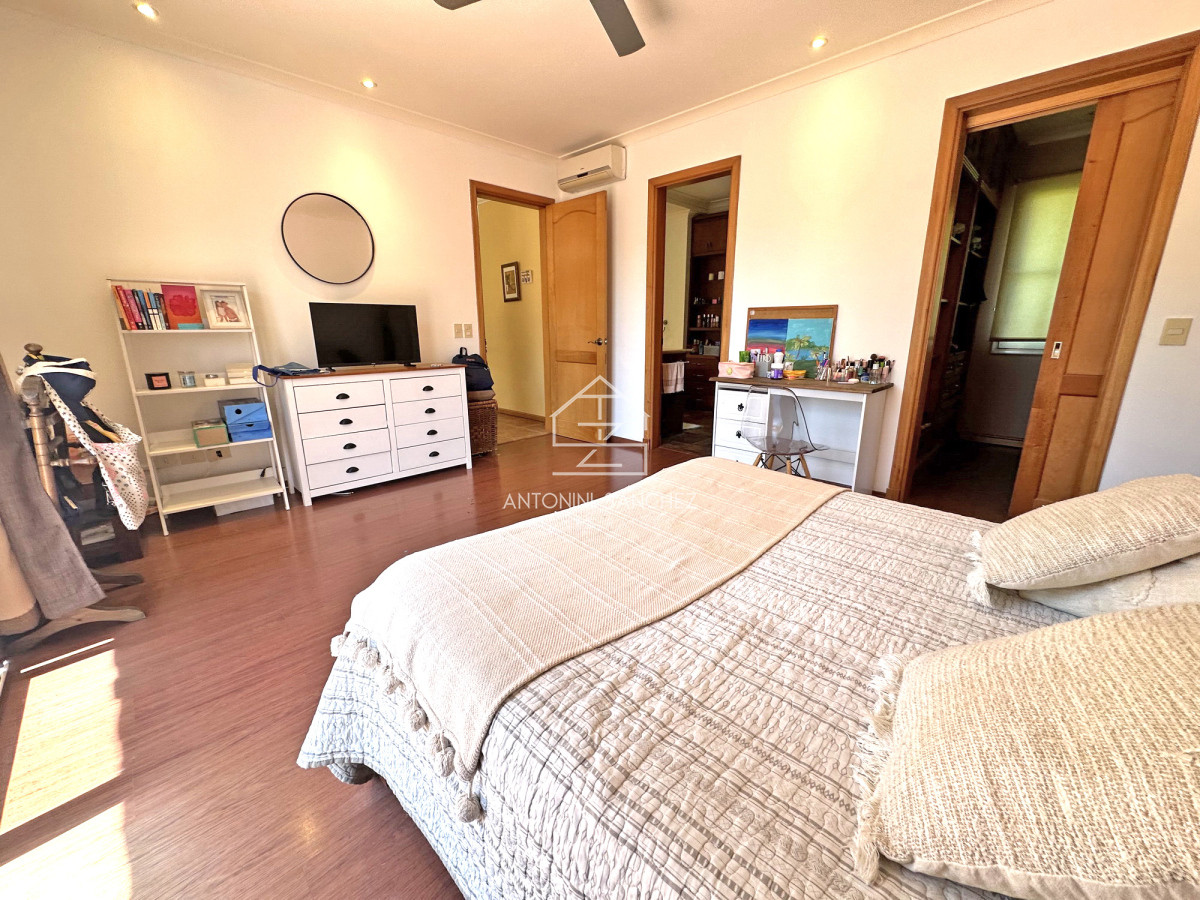 Casa ID.2302 - Mansión en alquiler, 565 m2 construidos, piscina climatizada.