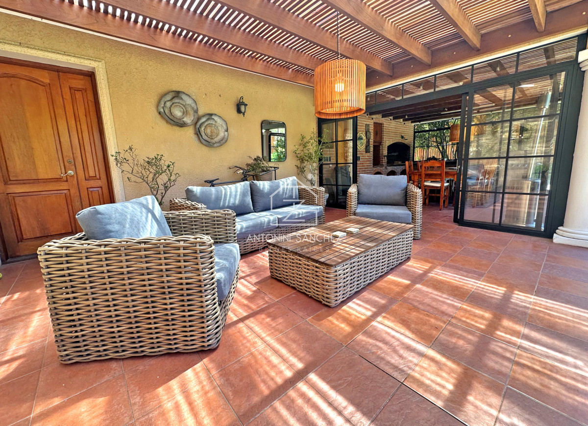 Casa ID.2302 - Mansión en alquiler, 565 m2 construidos, piscina climatizada.