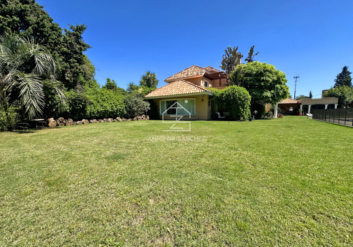Casa ID.2302 - Mansión en alquiler, 565 m2 construidos, piscina climatizada.