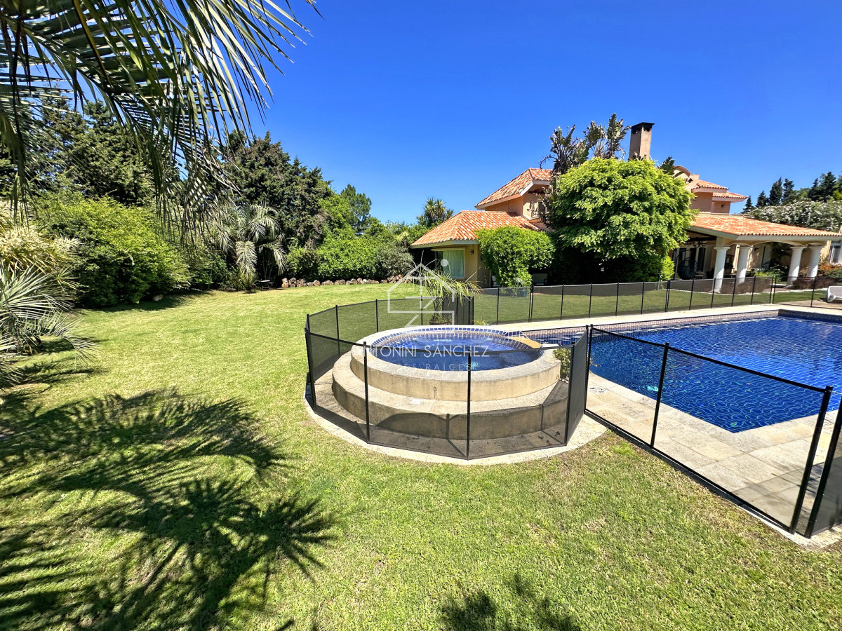 Casa ID.2302 - Mansión en alquiler, 565 m2 construidos, piscina climatizada.