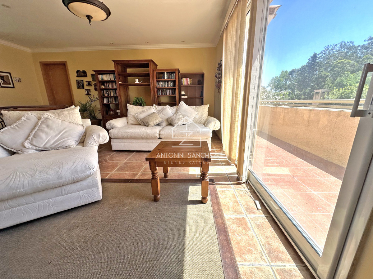 Casa ID.2302 - Mansión en alquiler, 565 m2 construidos, piscina climatizada.