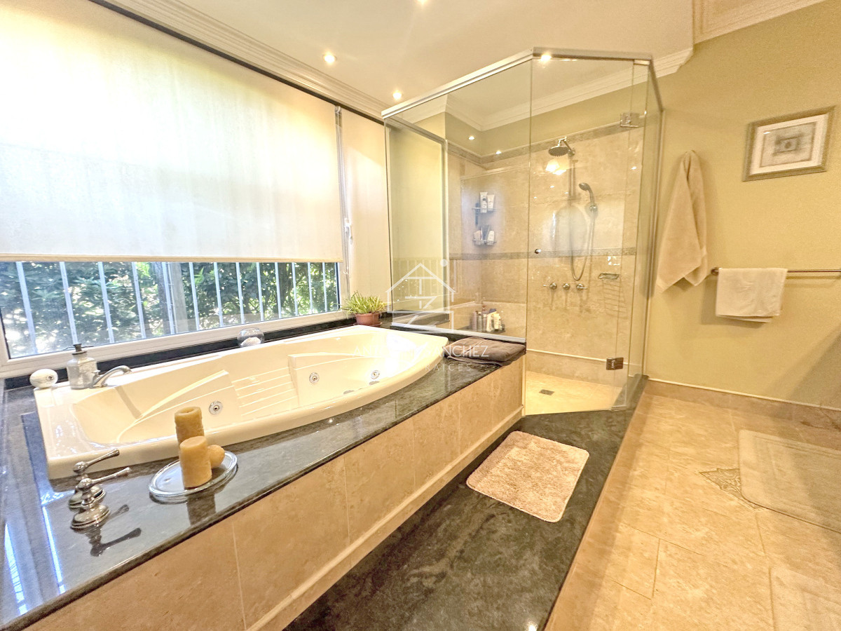 Casa ID.2302 - Mansión en alquiler, 565 m2 construidos, piscina climatizada.
