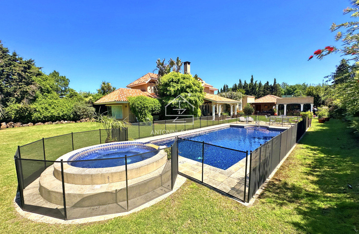 Casa ID.2302 - Mansión en alquiler, 565 m2 construidos, piscina climatizada.