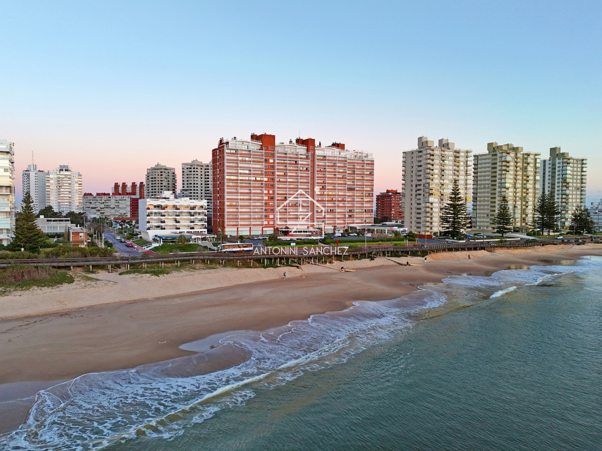 Apartamento ID.2358 - Playa Mansa, primera fila con toda la vista