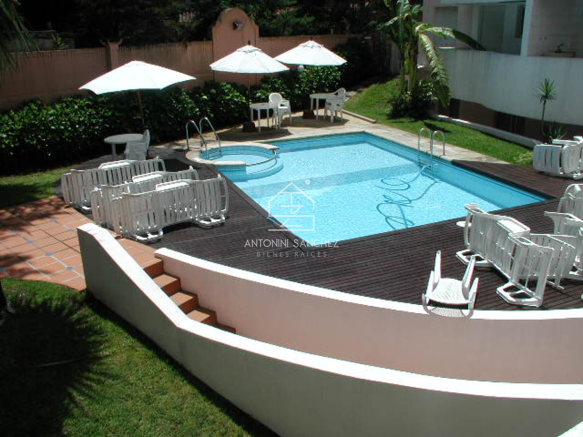 Apartamento ID.2363 - REBAJADO!! Dúplex con barbacoa propia. 3 dorm. Garaje, mucamas. Bajos gastos.