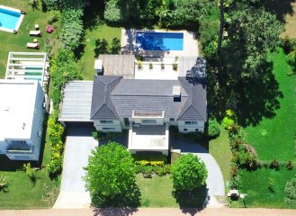 Barrio privado, Playa Mansa, 4 suites, piscina, playroom, barbacoa.