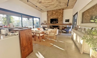 Barrio privado. 3 suites, piscina climatizada. Losa radiante.