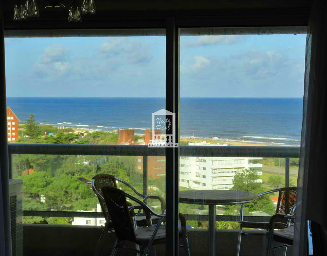 Playa Brava, moderno, piso alto, con todos los servicios