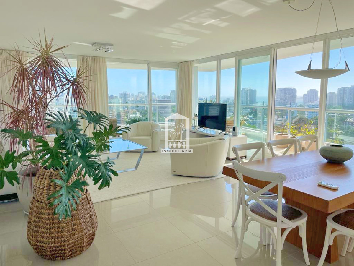 Torre ONE, piso alto, esquinero. 3 suites + servicio.