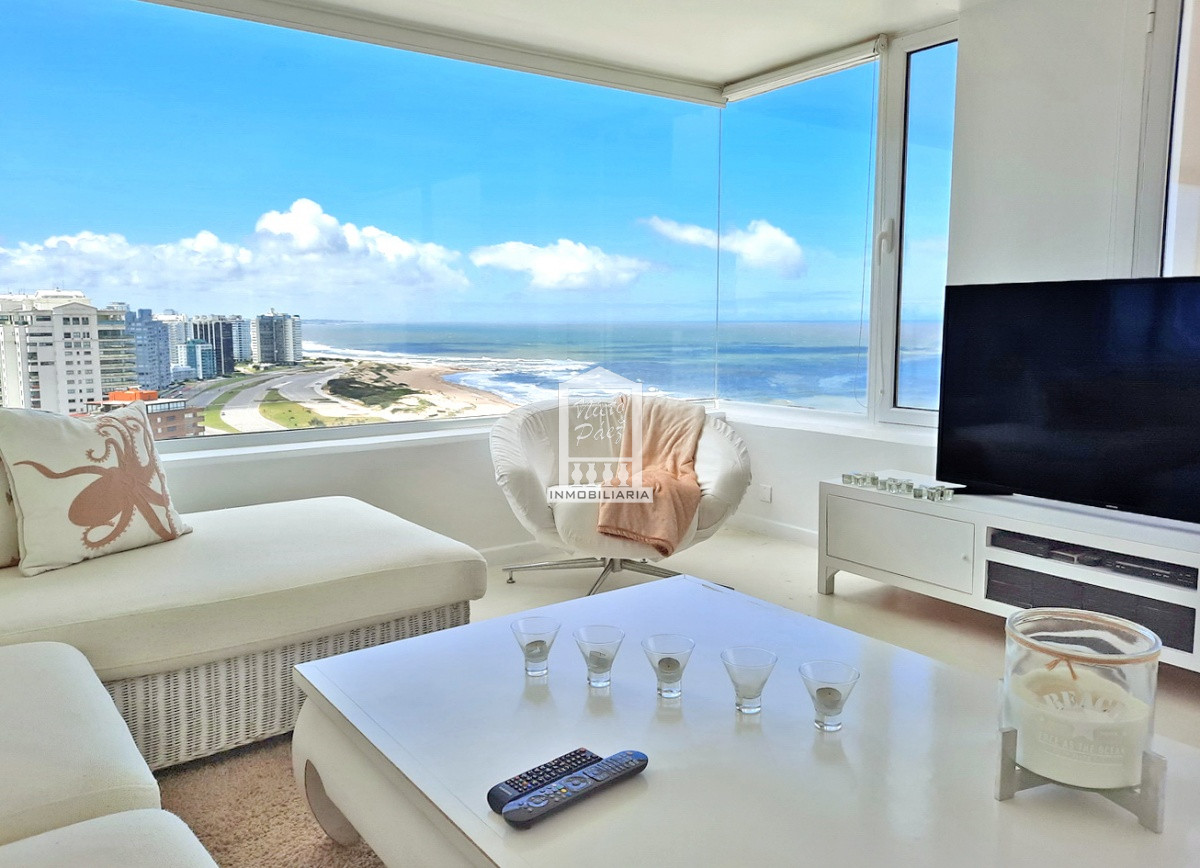 Piso alto con toda la vista en ubicación perfecta. Mucamas, Servicio de playa. Garaje