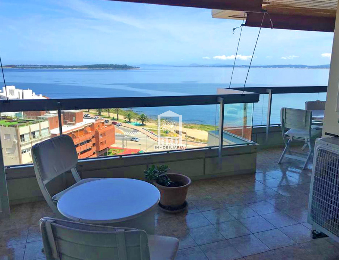 Piso alto, parrillero propio. Primera fila, Playa Mansa. 3 dorm y servicio. - NYP3992A