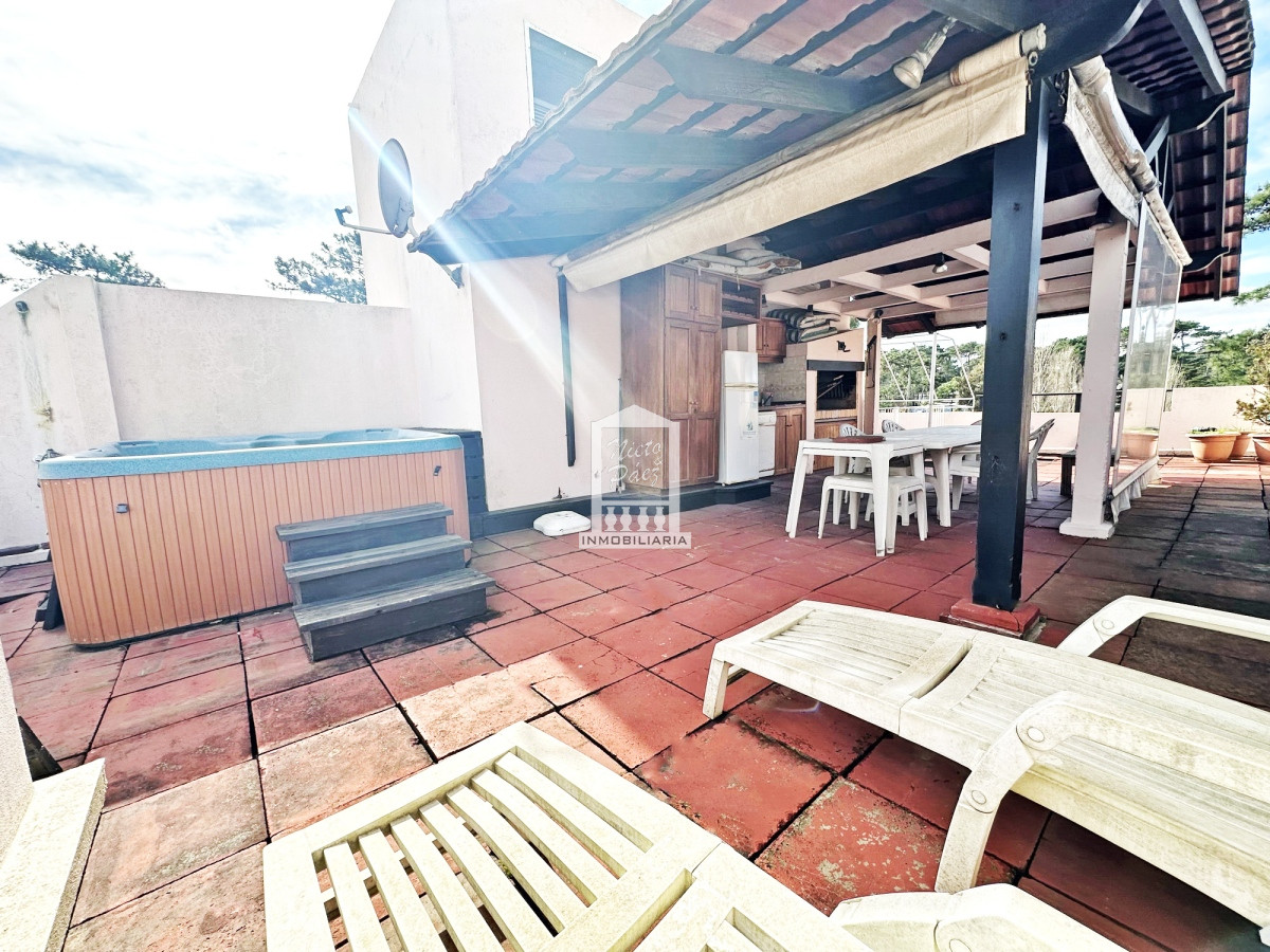 REBAJADO!! Dúplex con barbacoa propia. 3 dorm. Garaje, mucamas. Bajos gastos.