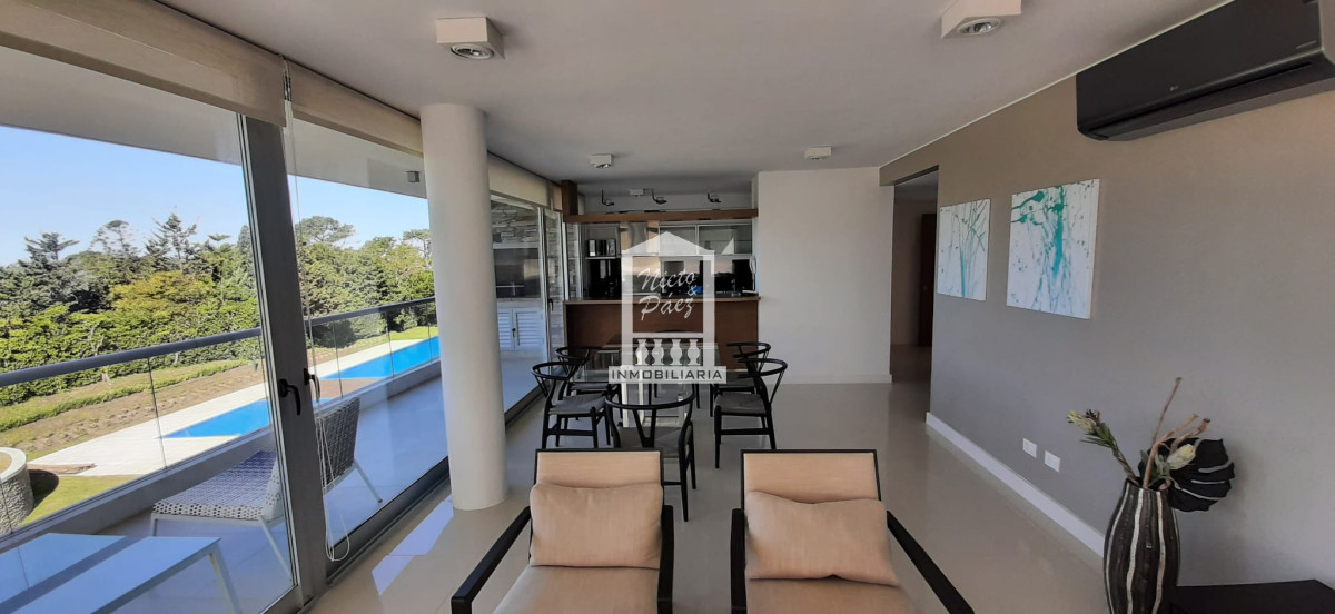 Parada 26 de Playa brava, con parrillero propio. Excelente construcción