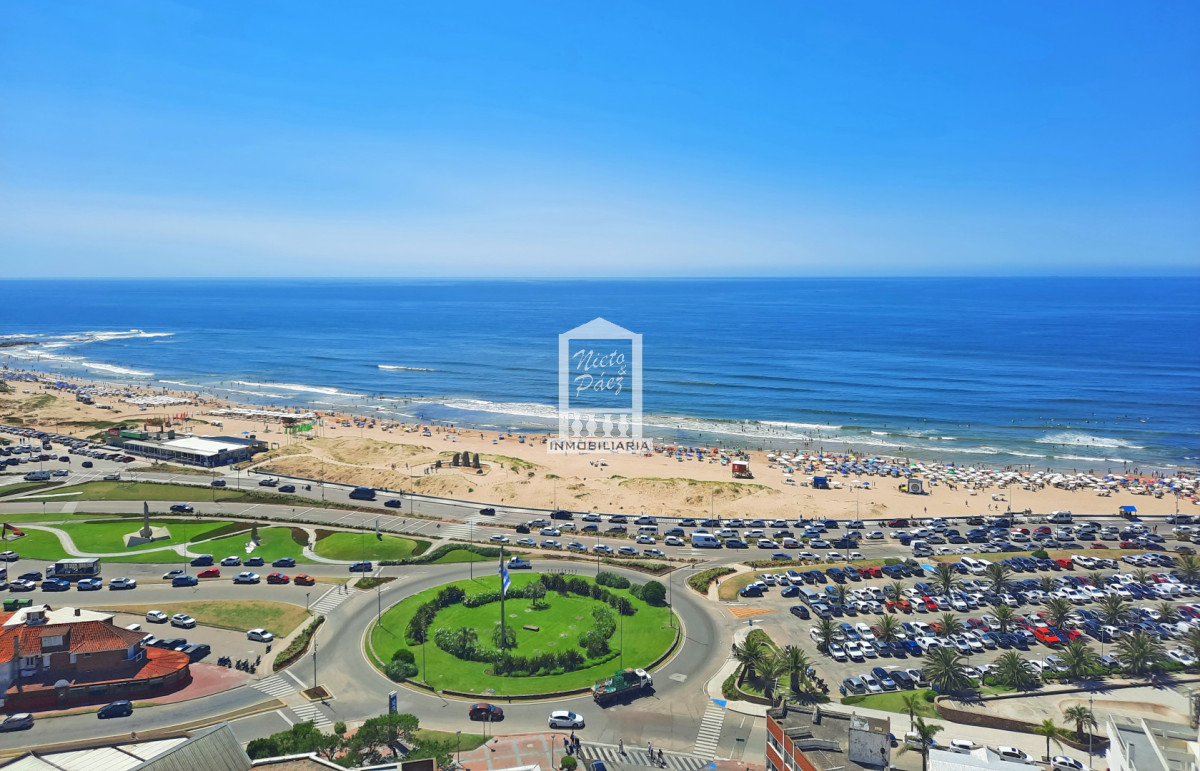 Piso alto, con vista al océano. 3 dorm y servicio. - NYP40884A