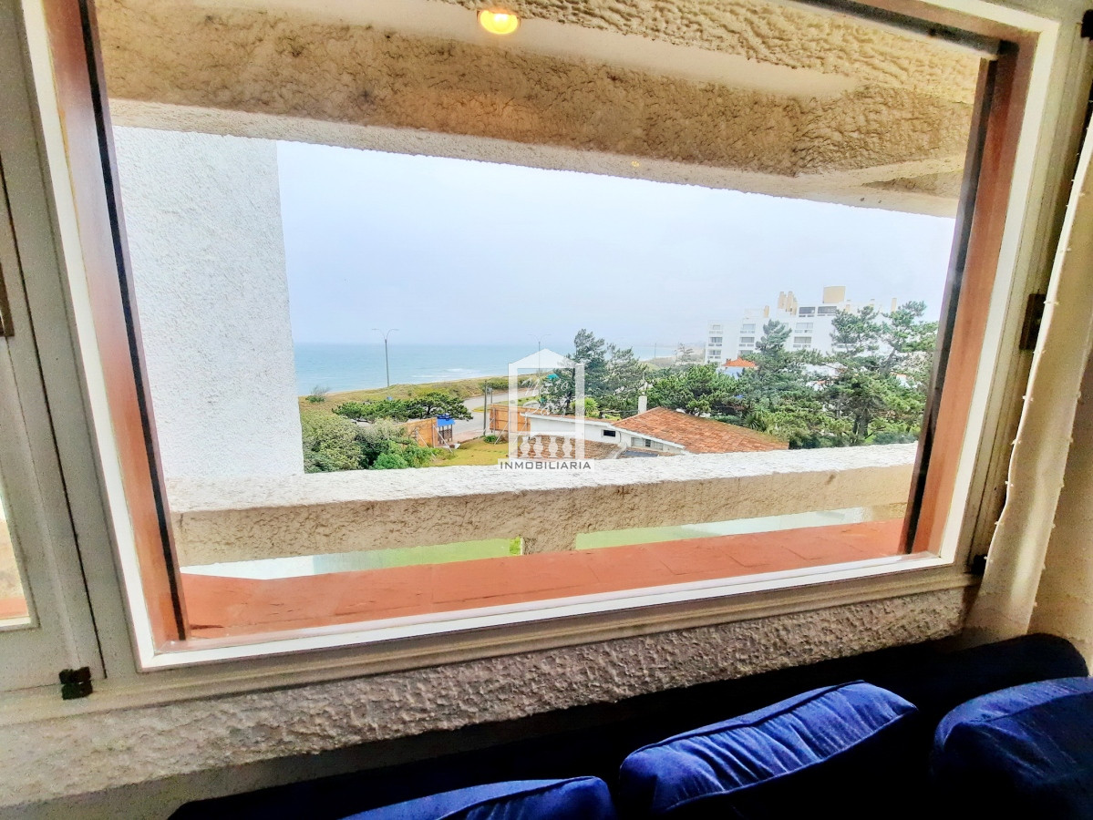 APTO FRENTE AL MAR con GARAGE: 2 dormitorios y 2 baños con cocina definida y terraza