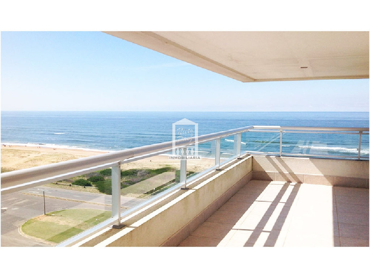 Playa Brava, esquinero, de primer nivel con todos los servicios.