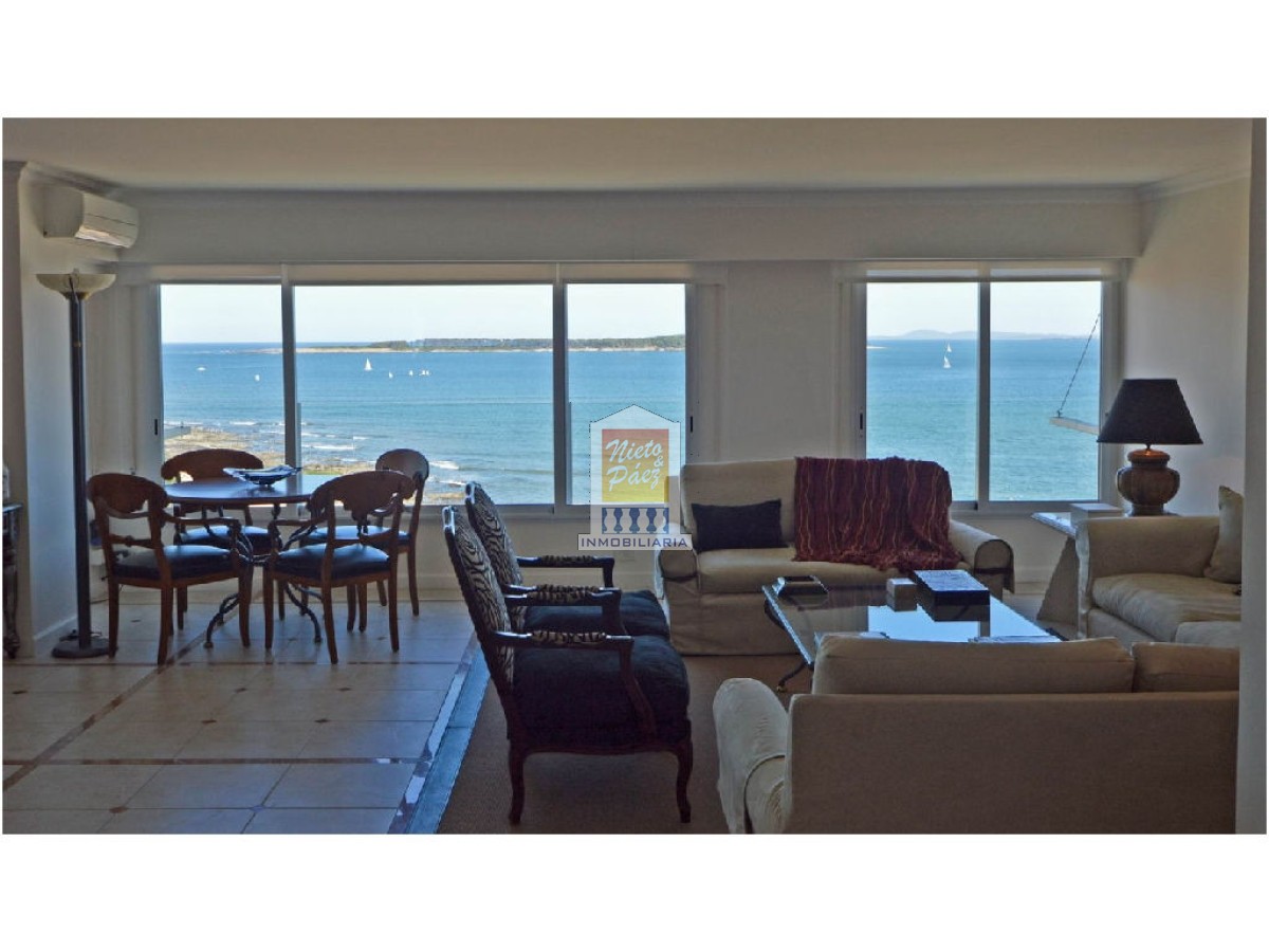 Primera fila en Playa Mansa, 3 suites + dependencia. 2 garajes. Espectacular planta y excelente vista