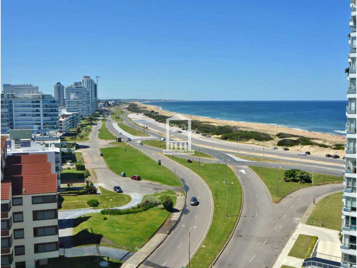 Piso alto, amplia planta con vista directa al mar.