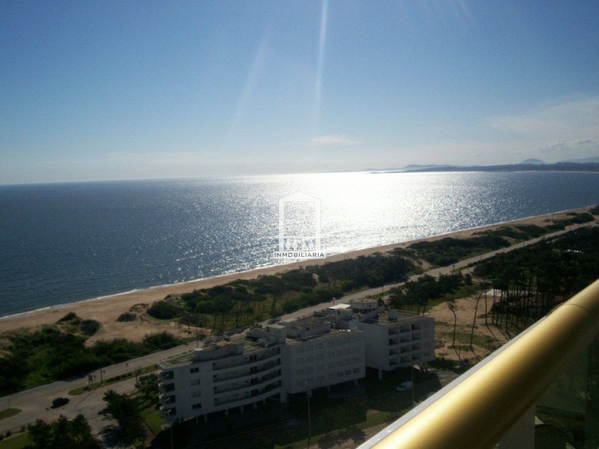 Playa Mansa, primera fila, de lujo.