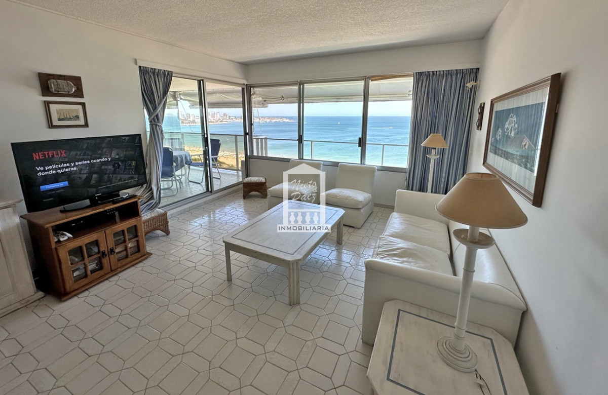 Mansa, primera fila con toda la vista, piso alto. Mucamas, servicio de playa.