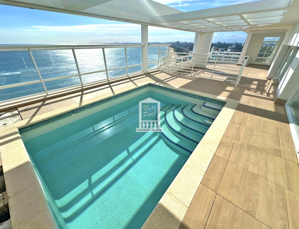 Impactante penthouse dúplex con pileta propia. 670 m2, 4 garajes