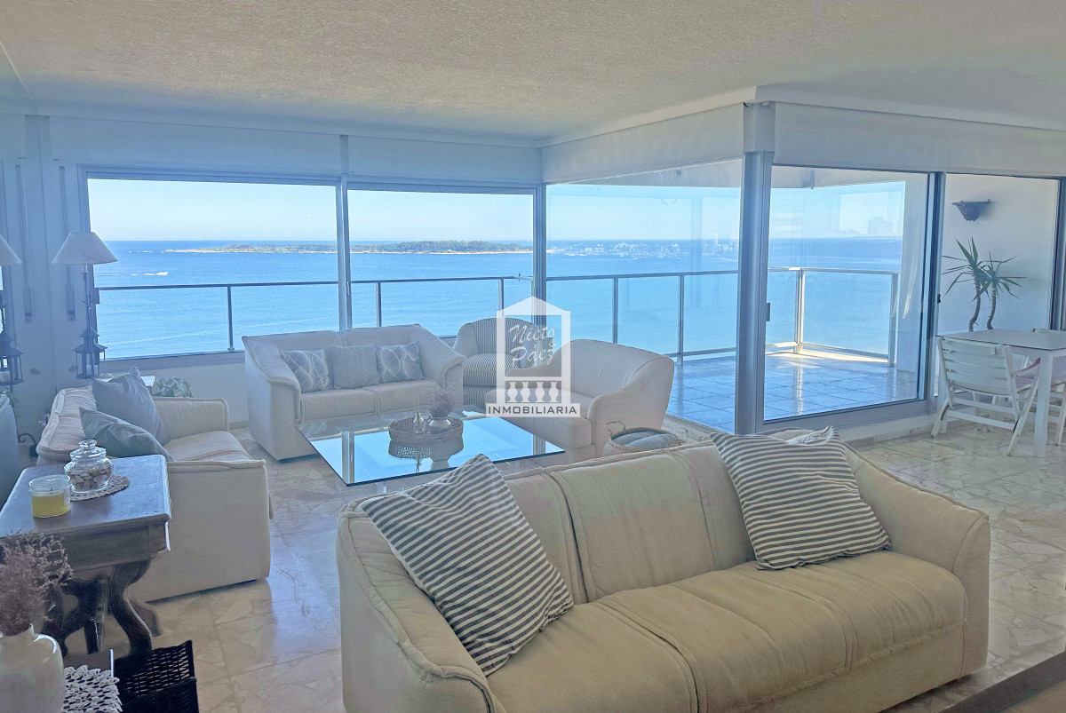 Esquinero, piso alto. 3 dorm y servicio. Frente al Parador Imarangatu - NYP204A