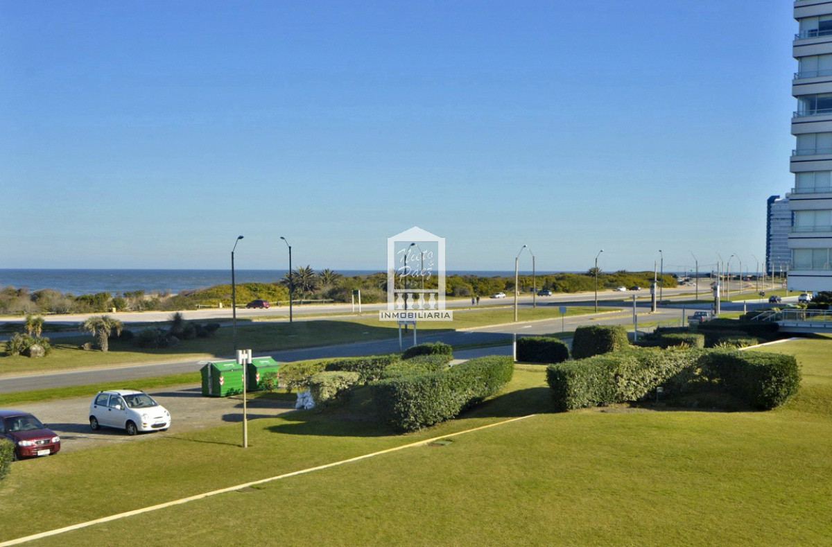 Playa Brava, frente al mar, gran planta RECICLADA, muy cómoda. Con todos los servicios - NYP37942A