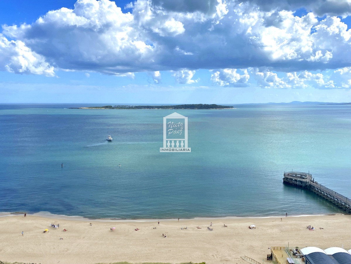 Piso alto, Reciclado. En primera fila de playa mansa. Torre con servicios. - NYP3226A