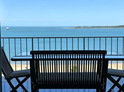 Playa Mansa, primera fila, TODA LA VISTA, 2 dormitorios, 2 baños. Mucamas, wifi. 