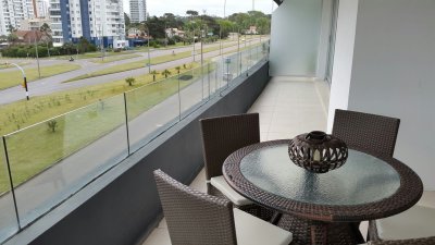 Playa Mansa, 3 dorm, losa radiante, todos los servicios. 