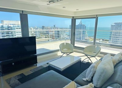 Penthouse Duplex, full amenities. 2 garajes.