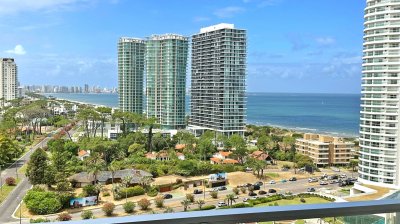Playa Mansa, piso alto unificado, 3 dorm y servicio, con todos los servicios