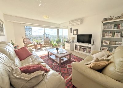Piso alto, reciclado. 3 dorm. Amenities