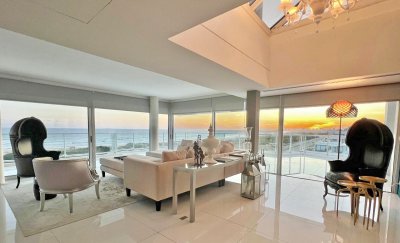 Gigante penthouse con pileta. 2 pisos completos. 700 m2. Garaje para 6 autos
