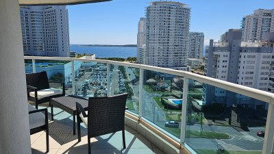 Piso alto, esquinero con vista a la mansa, 3 dorm y servicio, edificio con todos los servicios. 