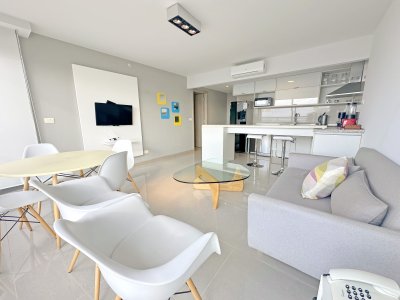 Piso alto, 1 suite + toilette, garaje. Full amenities. 