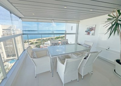 Miami Boulevard, piso alto. Esquinero, 2 dorm, parrillero propio.