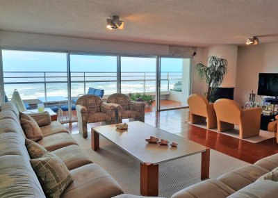 Playa Brava, primera fila, 246 m2, semi reciclados. 2 garajes.
