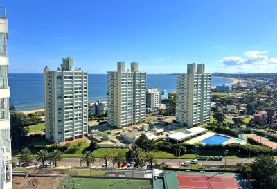 Mansa, piso alto, 2 suites + servicio completo. Vista al mar.