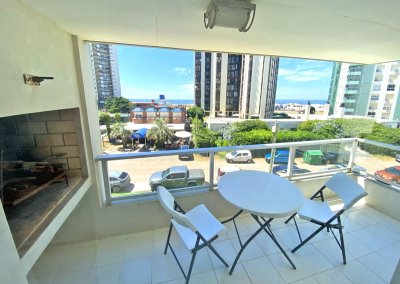 Playa Brava, amplia planta, parrillero en la terraza, edificio con servicios. 