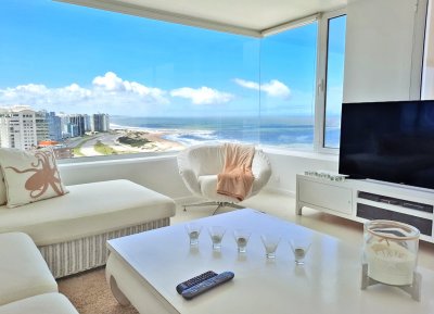 Piso alto con toda la vista en ubicación perfecta. Mucamas, Servicio de playa. Garaje