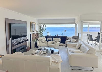 Mansa, piso alto, 3 dorm y servicio, parrillero propio. 