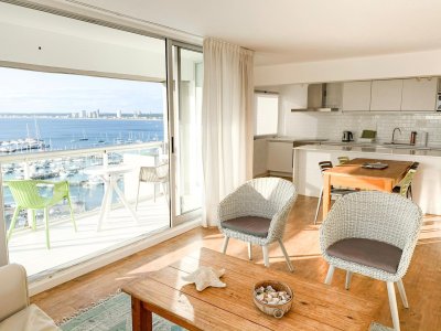 Zona puerto, reciclado con buen gusto. 3 dorm.