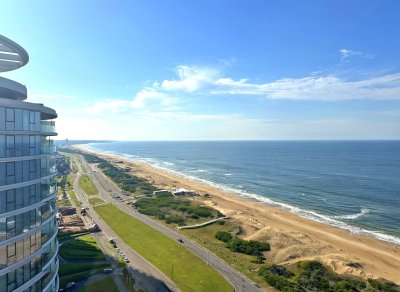 Playa Brava, primera fila. Semipiso, 462 m2 de planta, parrillero propio. 3 garajes.